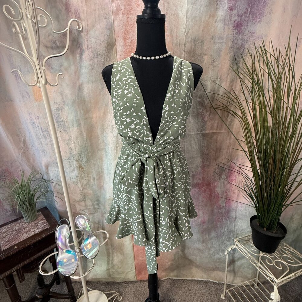 📌Twenty Ten Wear It Your Way Sexy Flirty Floral Romper with Beautiful Backside